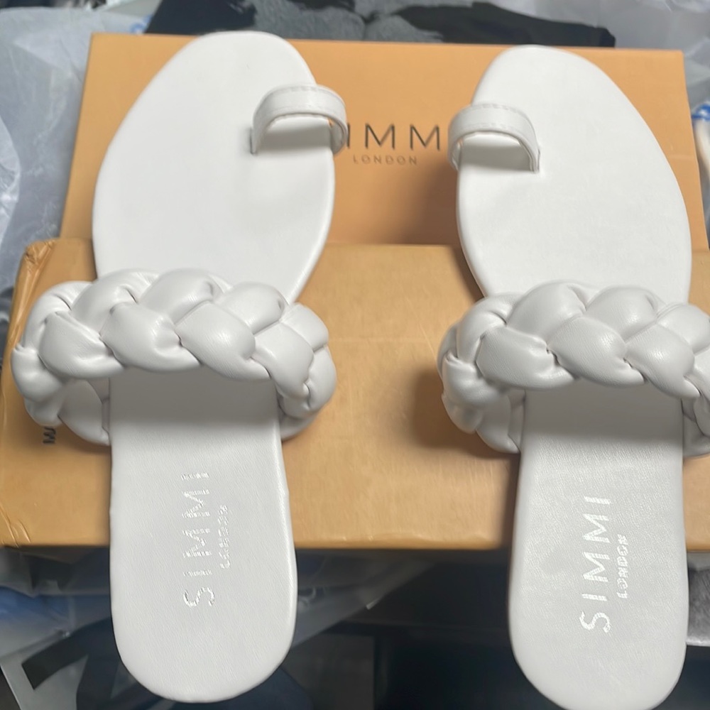 Simmi London Aquarius 2 sandals size 7, never worn in box.